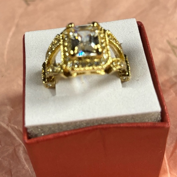 Luxurious 18k Gold Plating ring
Sparkling Diamondeau® - Simulated Diamond - Picture 2 of 6